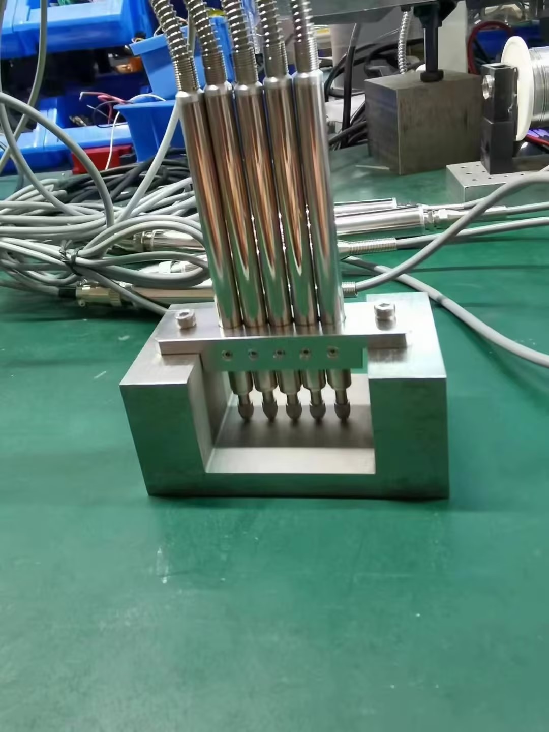 米朗多個(gè)LVDT8位移傳感器近距離安裝，高鐵鋼軌面和火車(chē)輪軌表面檢測(cè)方案。